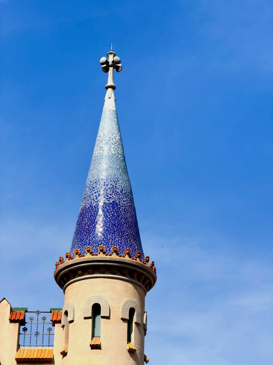 tayfun0606's tweet photo. La Casa Comas d’Argemir, joyau moderniste de 1904 signé Josep Vilaseca i Casanovas, évoque un château médiéval français. Tour circulaire, céramiques et allure fortifiée à découvrir à Vallcarca, près de la ligne 3. https://t.co/HeSwzK24vQ