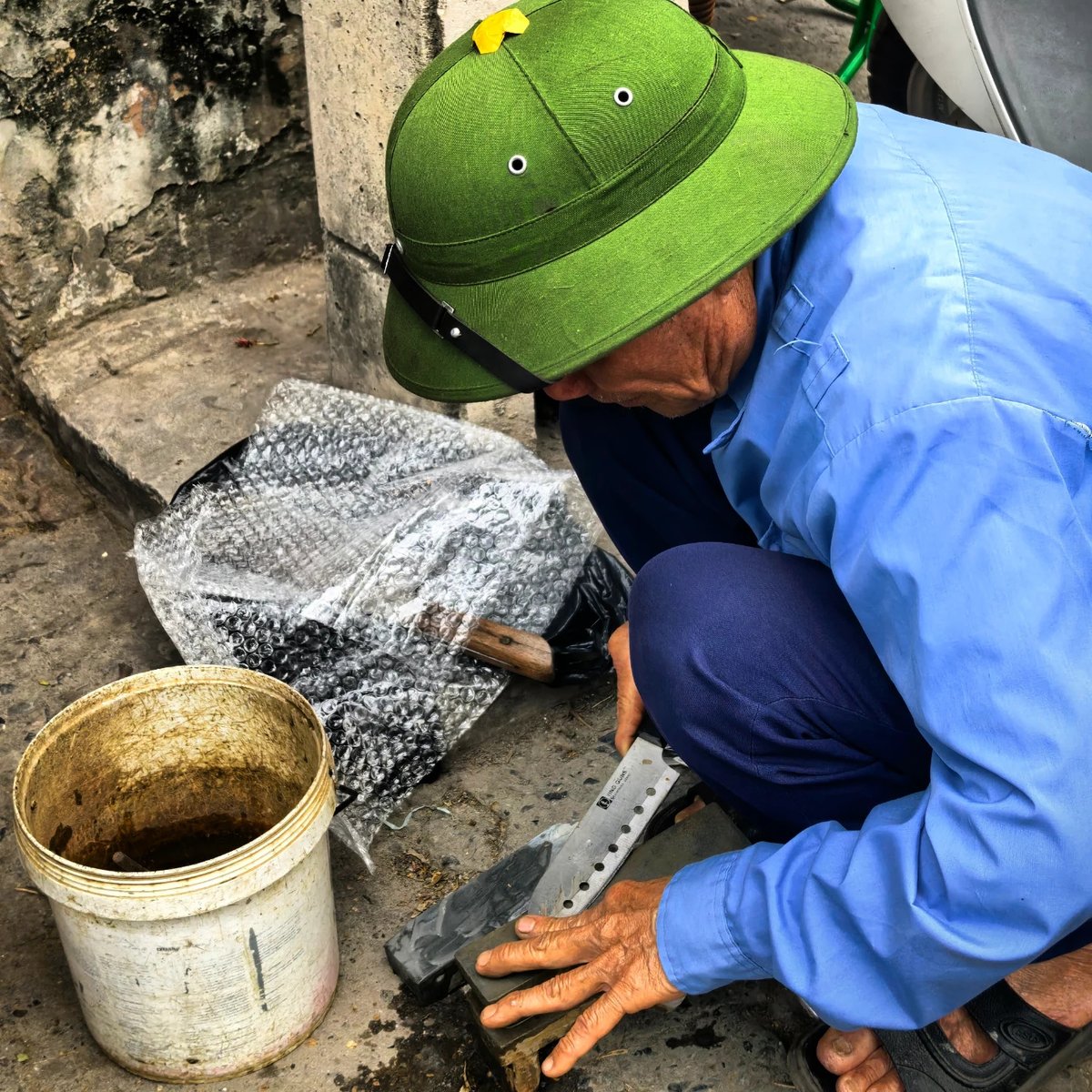 joa01238's tweet photo. On a quiet roadside, an old man sharpens knives. His veiny hands tell a lifetime of hard work. A fading trade, tough and poorly paid, yet carried out with quiet dignity. https://t.co/TQdoOhMAnl
