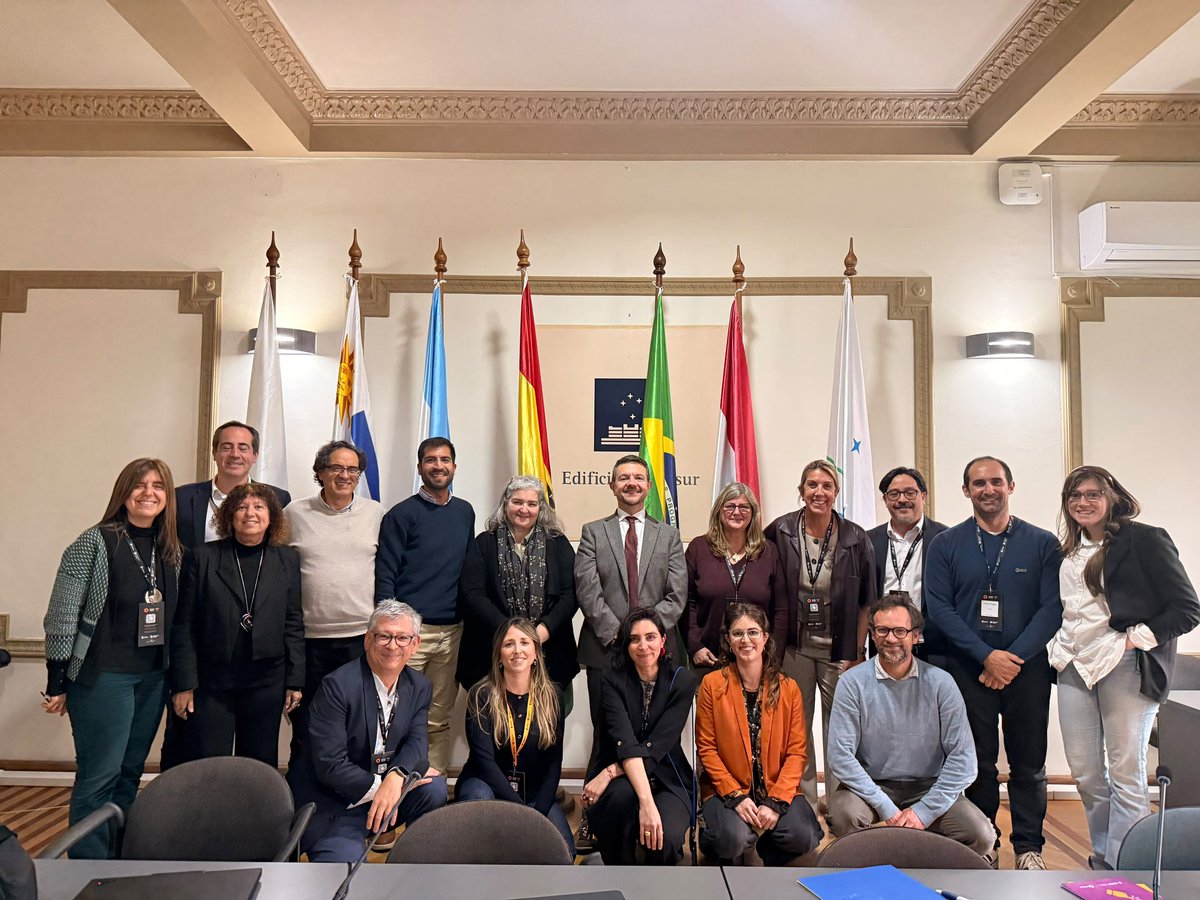 UNESCOSantiago's tweet photo. ¿Cómo fortalecer el pensamiento crítico en tiempos de inteligencia artificial?

En 🇺🇾, @UNESCOSantiago reunió a @ValMMendes, Andrea Vignolo, Rayén Condeza, Roxana Morduchowicz y Javiera Sánchez sobre los desafíos de la alfabetización en #IA, en el marco de los 25 años de #IFAP. https://t.co/q600sNw0ED