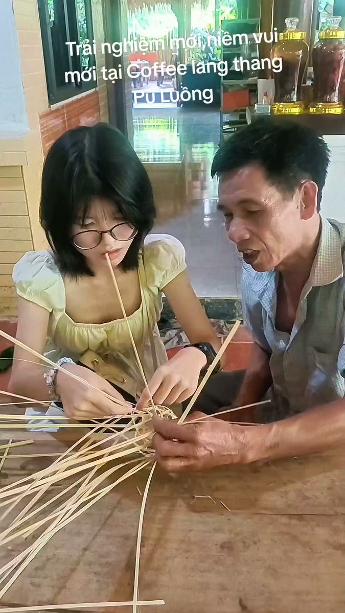 MirandaMalik123's tweet photo. Ngày lễ không cần kế hoạch cầu kỳ. Lên Pù Luông, ghé Coffee Lang Thang thưởng cà phê, ăn ngon, trải nghiệm đan lát và mang về món mình thích. Một chút núi rừng, một chút bình yên, đủ cho chuyến đi đáng nhớ. https://t.co/LPvBEovggy
