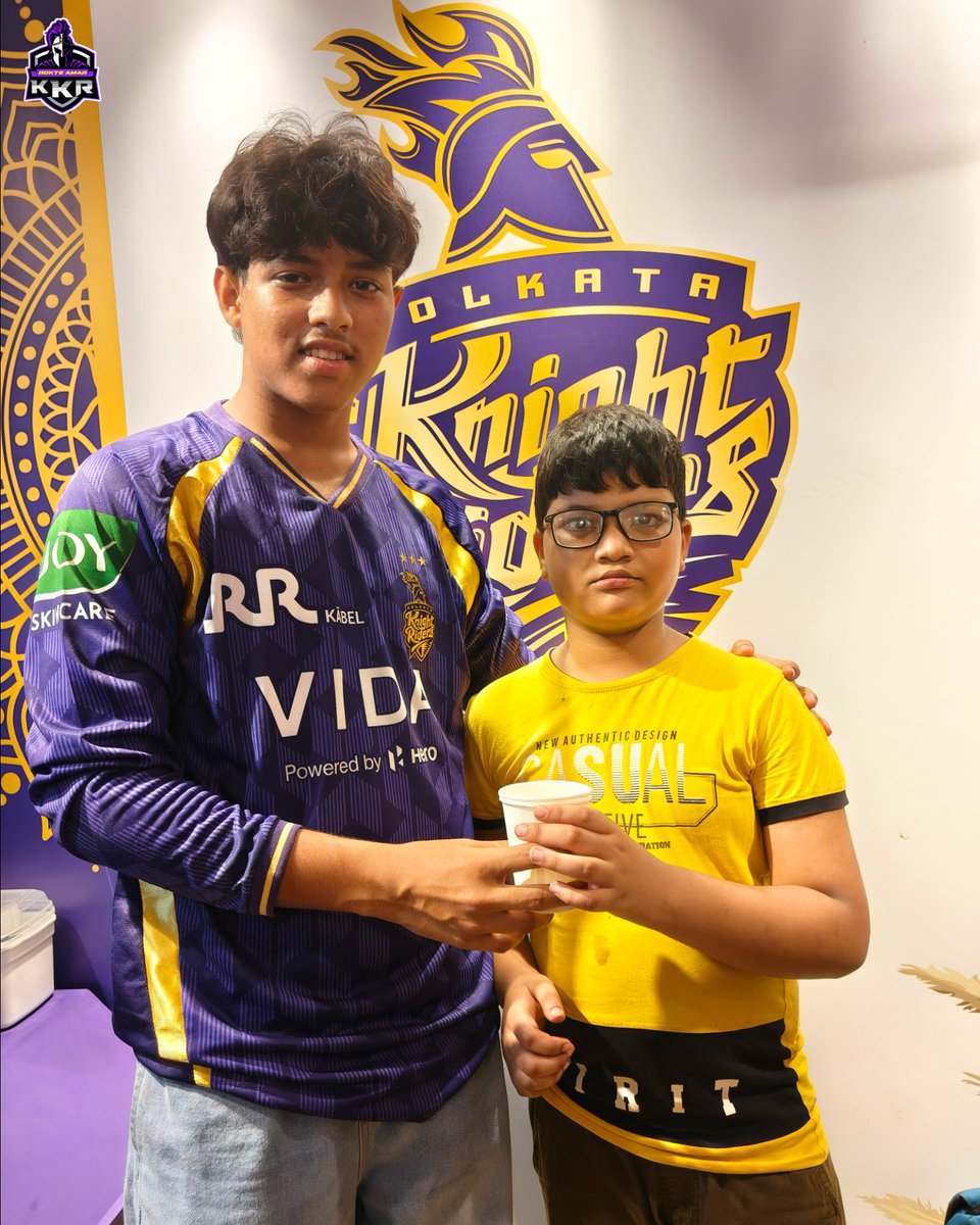 Rokte_Amarr_KKR's tweet photo. We had a wonderful opportunity to serve the devotees of Maa Durga at Bosepukur Sitala Mandir through the Knights Care Stall by Kolkata Knight Riders. 🙏💜💛

From providing drinking water and basic first-aid assistance to offering mobile charging facilities for the devotees.💜 https://t.co/0MMOBdtxwF