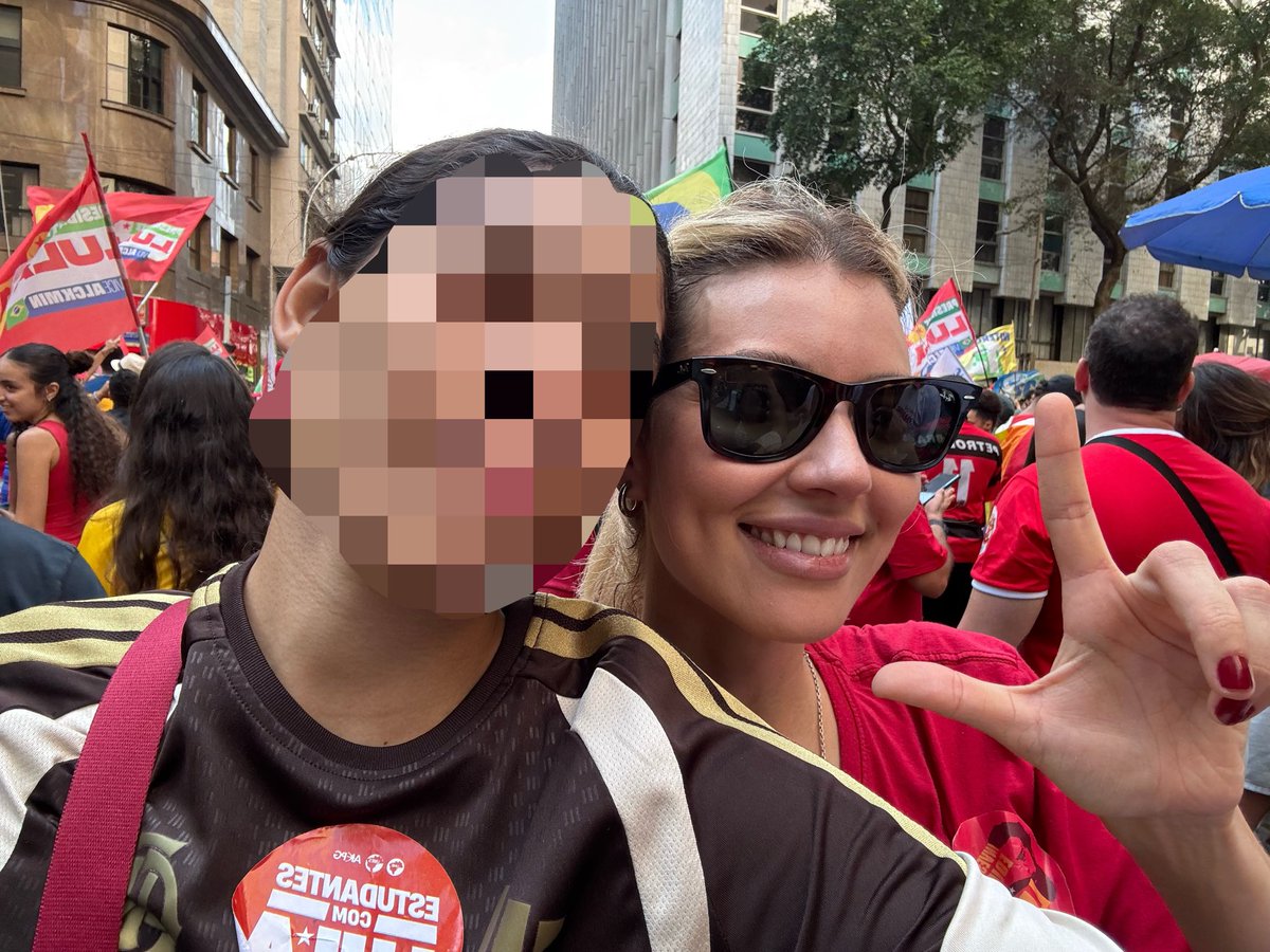 lauradrewms's tweet photo. EU E ALANIS COMBATENDO O FASCISMO te amo alanis https://t.co/gm1dd9MmZW