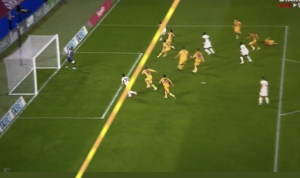 LouGirardiReal's tweet photo. GOAL                                                         NO GOAL https://t.co/fS8cV1UlTl