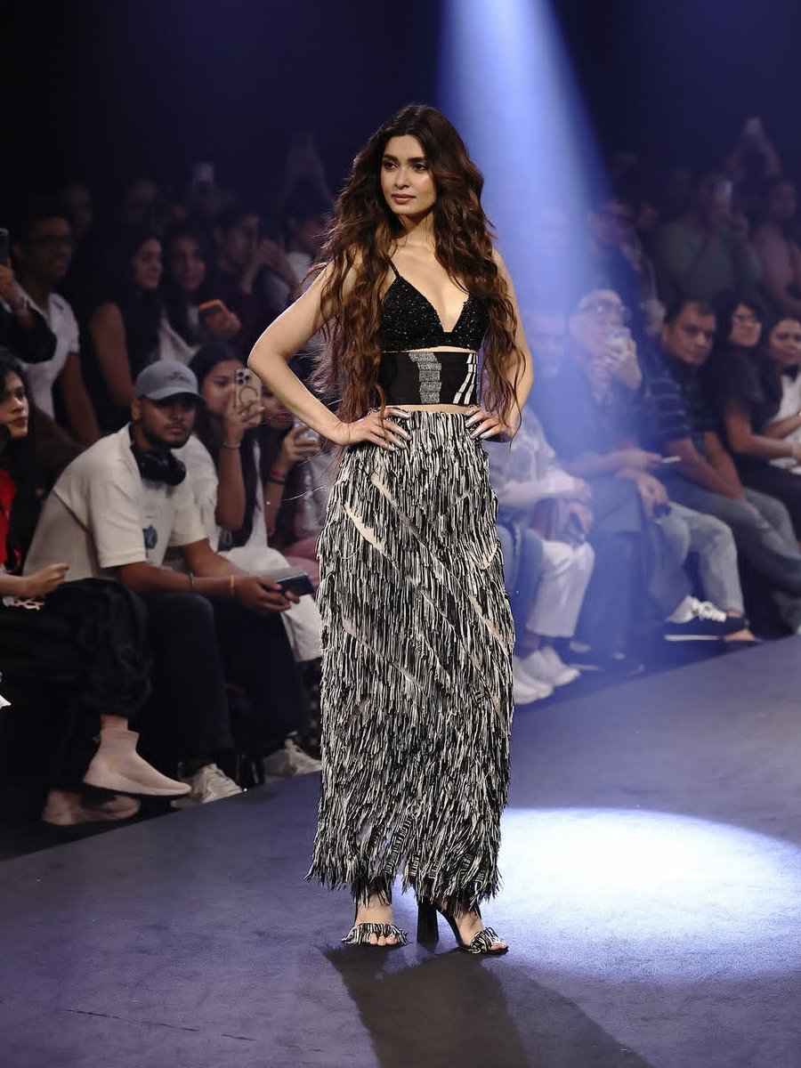 wvmediaa's tweet photo. Diana Penty walks the ramp as the showstopper for Richa Khemka at Lakmē Fashion Week 2026 🖤/2
#Diana #DianaPenty https://t.co/wiu8zGNwCj