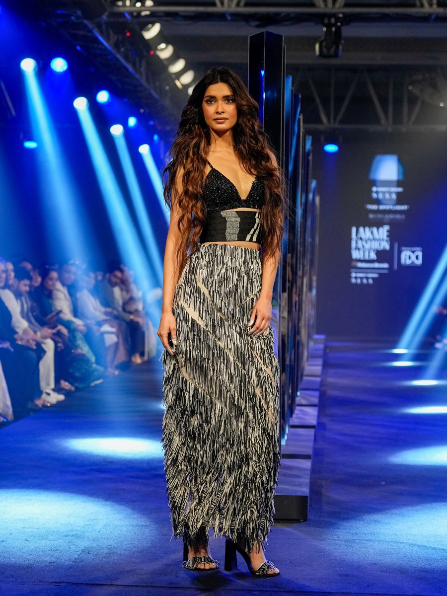wvmediaa's tweet photo. Diana Penty walks the ramp as the showstopper for Richa Khemka at Lakmē Fashion Week 2026 🖤/3
#Diana #DianaPenty https://t.co/MlA5C0OYCG