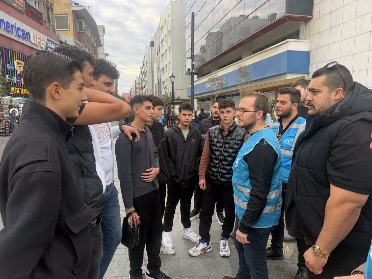 akgenclikizmir's tweet photo. 📍Karşıyaka

Karşıyaka İlçe Gençlik Kolları Teşkilatımızın düzenlediği AK Nokta üyelik çalışmalarımızı, İl Gençlik Kolları Başkanımız Sn. Mehmet Emin İçelli’nin katılımlarıyla Karşıyaka Çarşı’da gerçekleştirdik. https://t.co/Lg6vyWgnrB