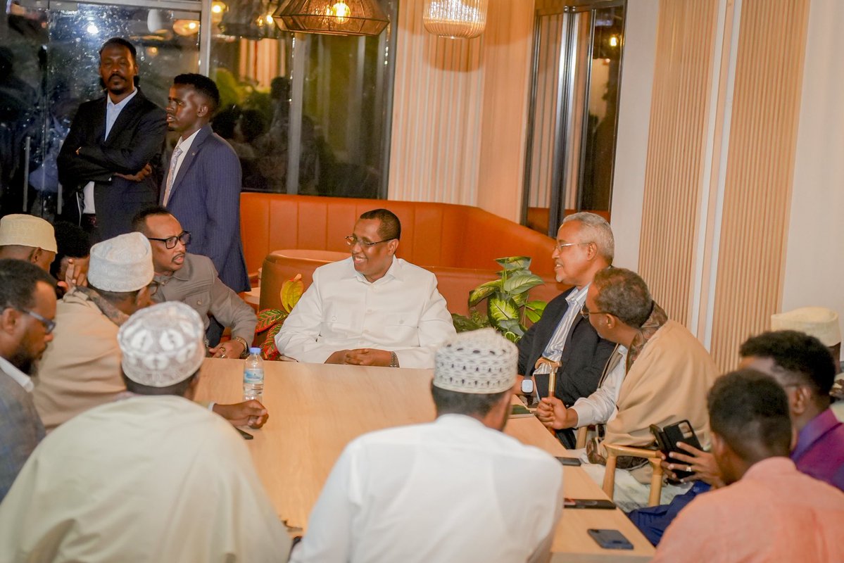 HELugatoor's tweet photo. I was pleased to join fellow #Puntland Government officials in spending quality time with the people of #Garowe at #Beydan Centre, in an atmosphere reflecting peace, stability, and strong ties between the Government and the community. https://t.co/gKzk3HRCE6