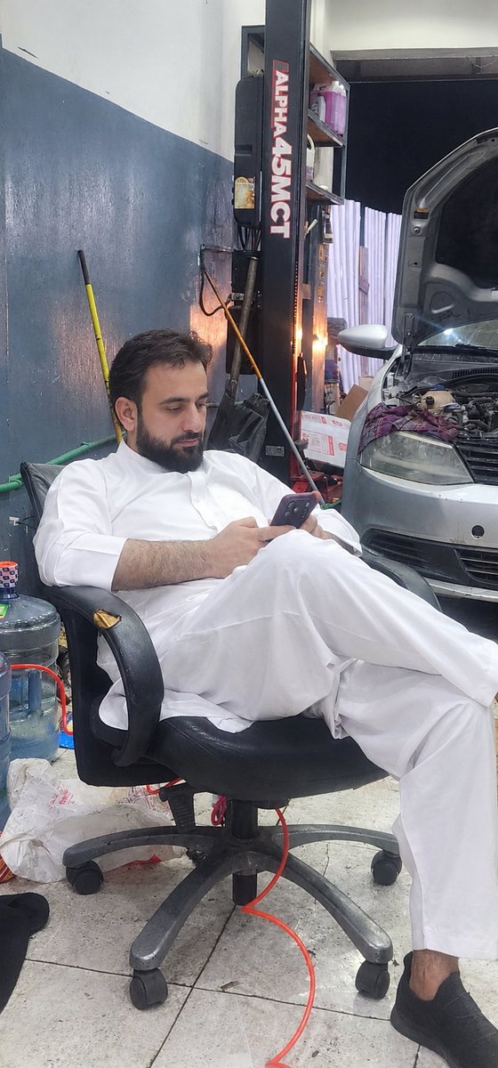 saidumarumar's tweet photo. وقتِ فرصت میں بھی سکون سے بیٹھے ہیں ہم
ہزار فکر دل میں، مگر مسکراتے ہیں ہم
مشینوں کے شور میں بھی اپنی دنیا ہے الگ
رزق کی جنگ لڑتے ہیں، خواب سجاتے ہیں ہم https://t.co/h8BgAjtWg3