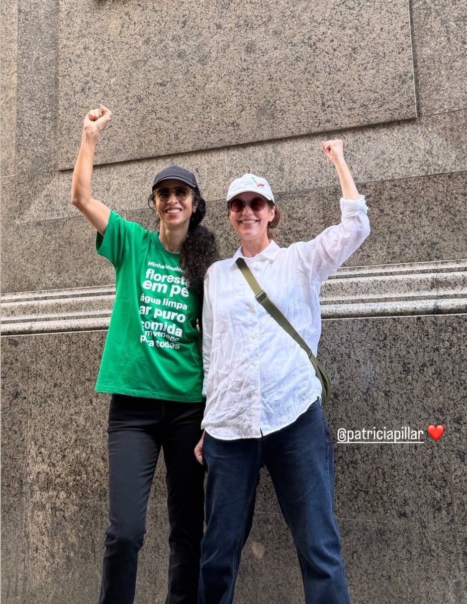 GiuliMedrado's tweet photo. Que orgulho dos meus ídolos: Marisa Monte e Patrícia Pillar juntas no ato de apoio a reeleição de Lula hoje no RJ. ❤️🇧🇷 https://t.co/1kz5Trh87U