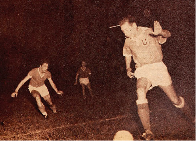 RABIGONZ's tweet photo. Un 18 de octubre de 1949, Universidad de Chile recibió en el Estadio Nacional a la Selección de Colonia, Uruguay, y se impuso por 3-2; una victoria azul para la historia, en tiempos de una U que ya comenzaba a forjar su leyenda. 
#VamosLaU #TodalaHistoriadelaU https://t.co/5zq6VD2FwC