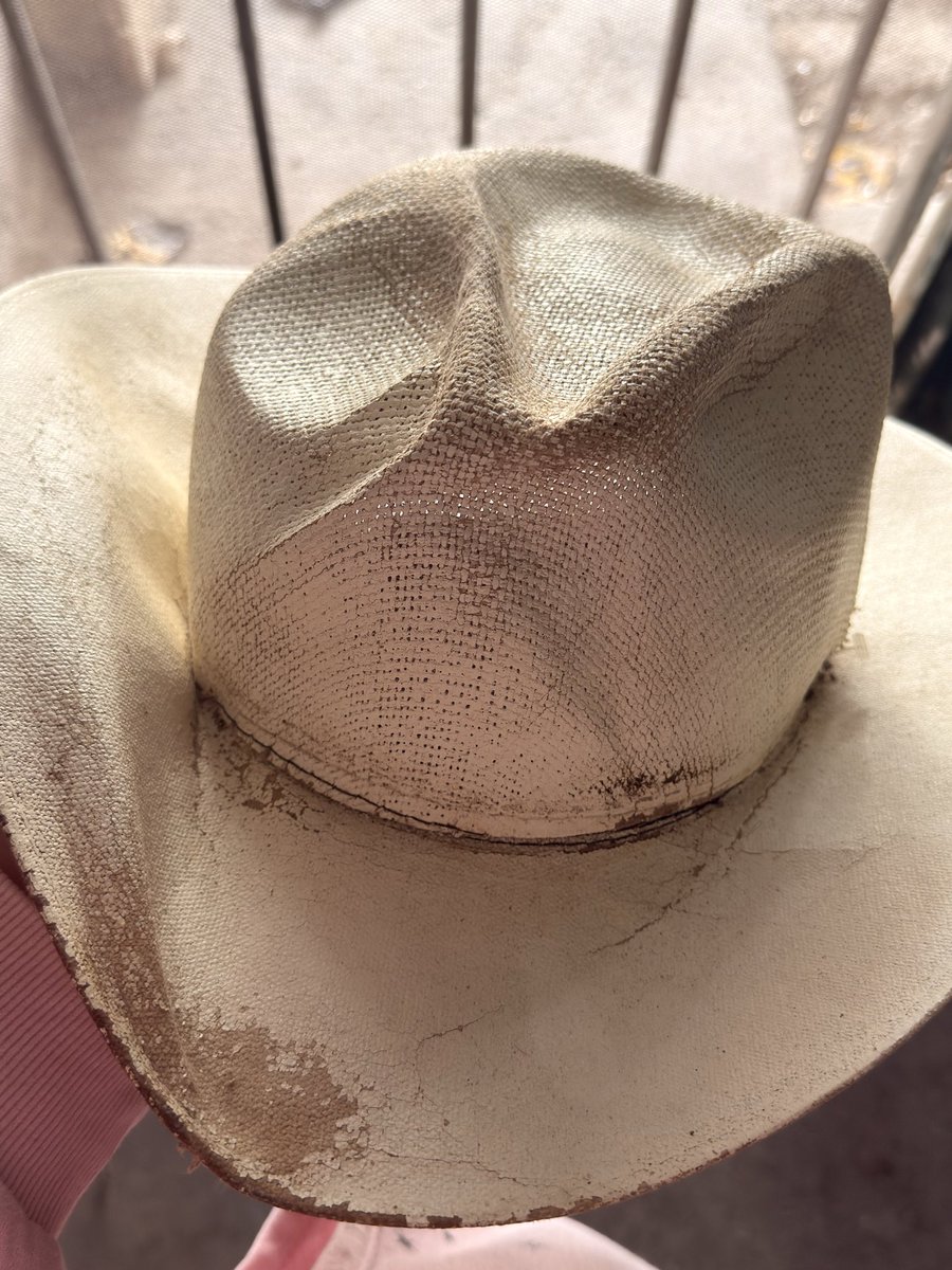 ksjcrazier's tweet photo. Uno de los sombreros más viejos que tiene mi abuelo, ojalá y no vengan las peruanas de mrda porque ellas con 20 años saben más que mi abuelo de 87 años sobre la cultura de nuestro país. https://t.co/cMVoG9KOkn