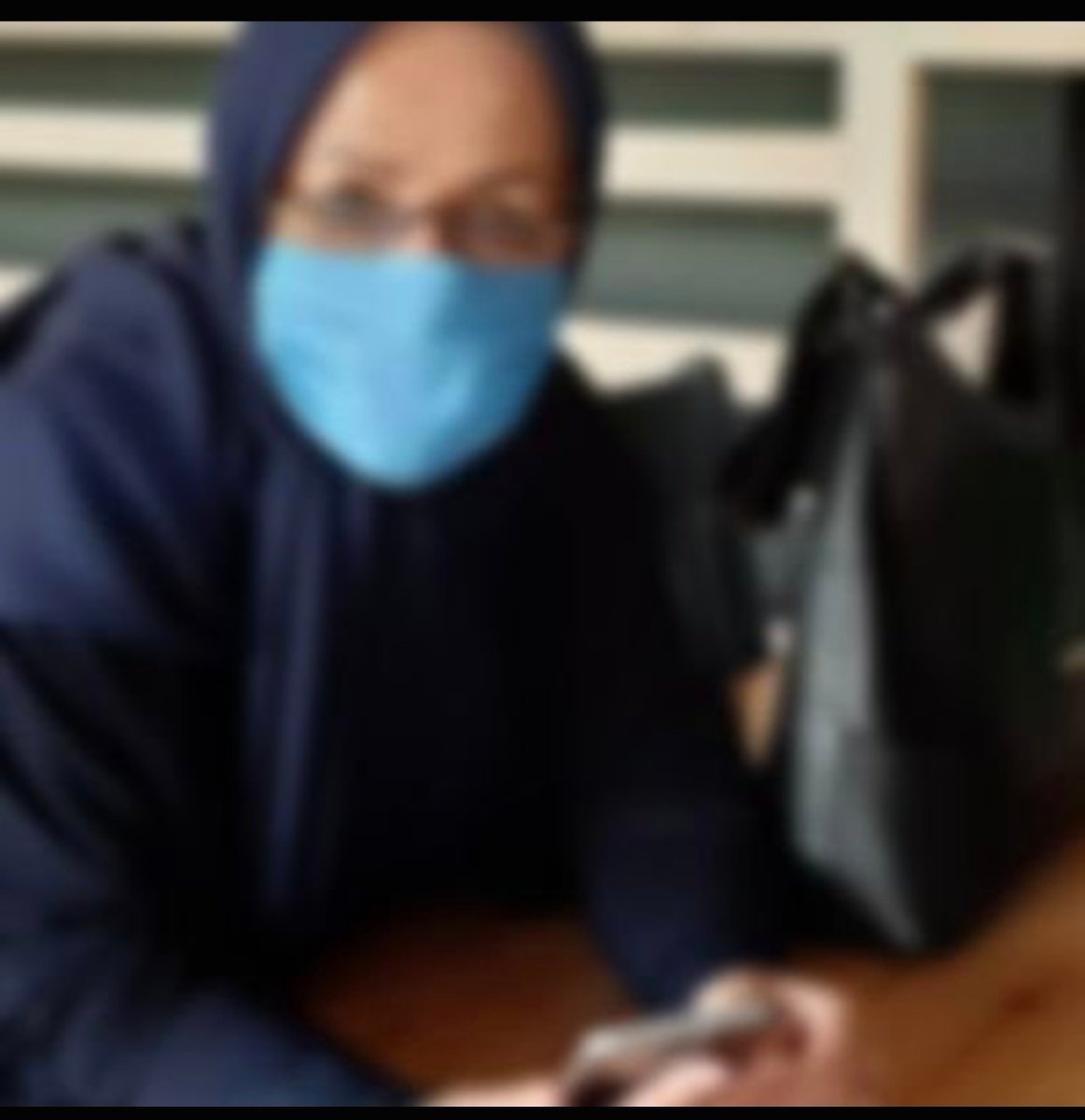 Samani_Afshin's tweet photo. @Fzsmhhag10 شجاعت دارن ، وسط کفتارهای حکومتی با چهره باز میان تو میدون
تو که فکر می‌کنی حمایت میشی جرات نداری اسمت را در پروفایل بنویسی عکست هم،
نصف صورتت را ماسک زدی بقیه عکست را تار https://t.co/emE1hCrMrW
