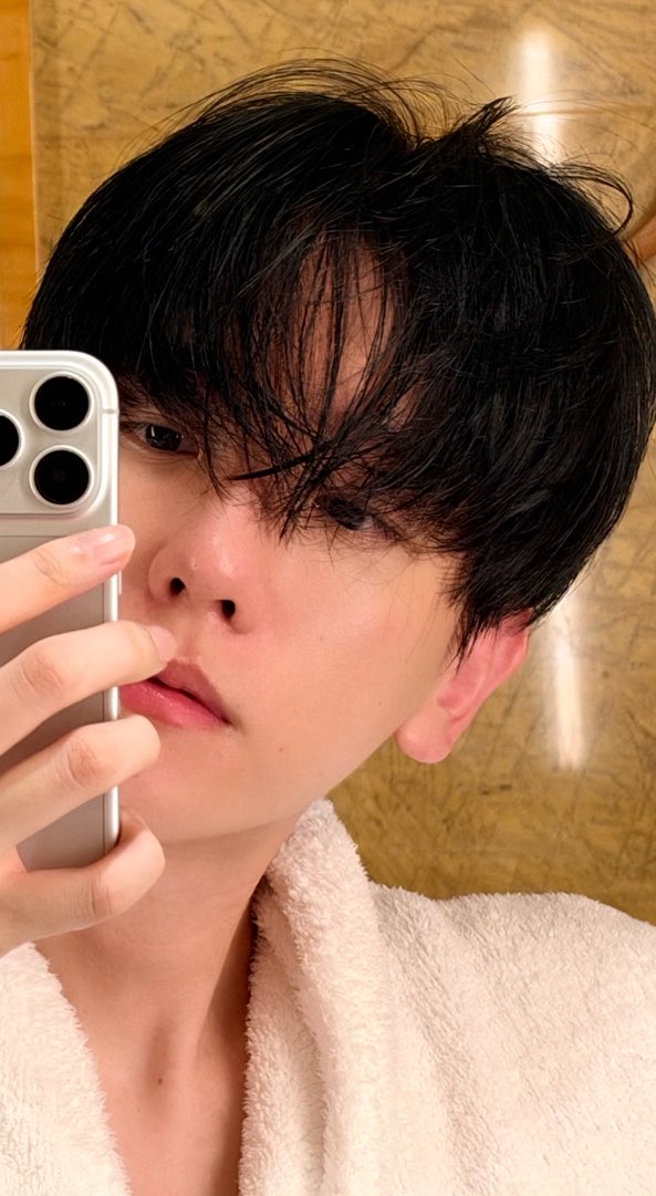puppy__bh's tweet photo. 사진 한 장을 오랫동안 봐야함…
왜냐면 손도너무 예쁘고 얼굴도 너무 예쁨 https://t.co/RVlherQvfC