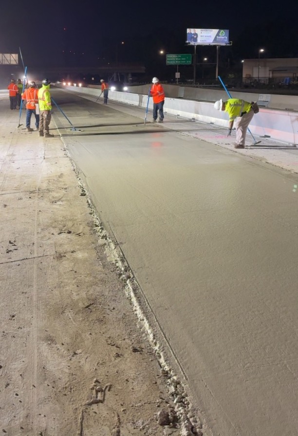 CaltransDist7's tweet photo. 🚧 I-605 PAVING IS ON SCHEDULE! 🚧

Last night &amp; today crews have been pouring &amp; leveling the final layer of concrete for over 4800' of new lane!👇

NB I-605 reduced to two lanes from Peck Rd to SR-60 until 11PM tonight for 24/7 paving operation. Then only one lane open until 5AM https://t.co/Ay25AImmon