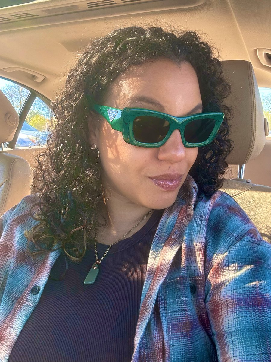 CeCemarieBrown's tweet photo. I like your sunglasses… thanks, I like your vibe! https://t.co/gxBoban0e5