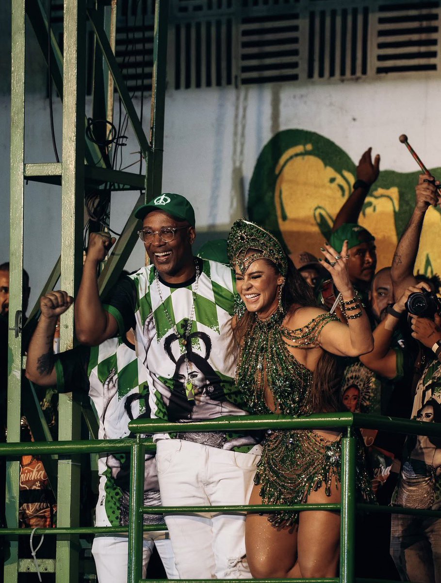 QGPaolla's tweet photo. Mais imagens da coroação da Rainha de Bateria de Ramos 💚 https://t.co/yFkQ2sLzq4