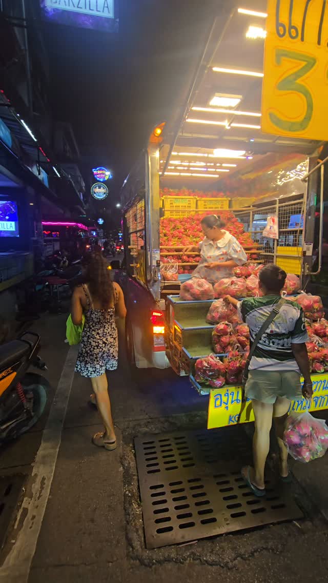 LucassInostrosa's tweet photo. A pickup truck, a local vendor, and the raw energy of Pattaya’s streets. Travel, documentary, and storytelling from Thailand. https://t.co/smhtP4sB2d