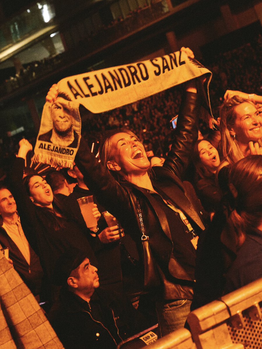 AlejandroSanz's tweet photo. Qué bonito cuando una ciudad está hecha de corazón y ganas. Qué manera de rugir Monterrey. Aún me tiembla el corazón ❤️‍🔥 https://t.co/jMSbnSyodj