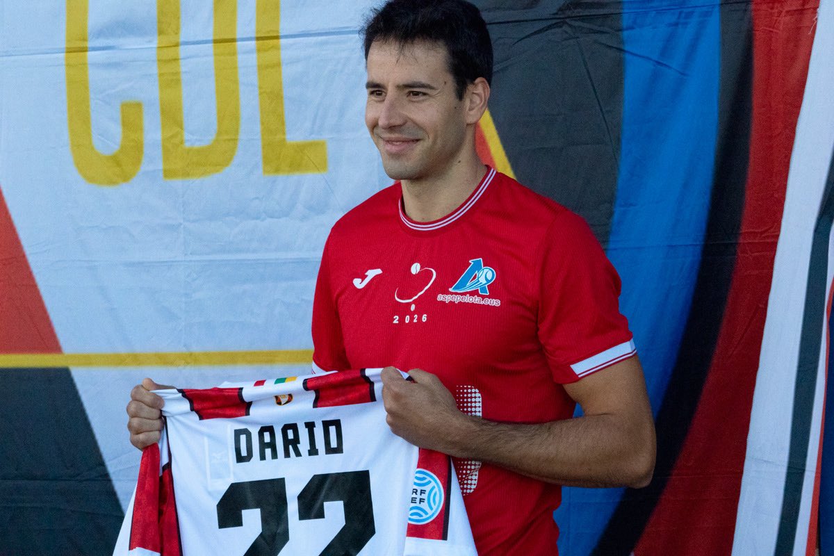 SDLogrones's tweet photo. 📸 Nuestro presidente, Jesús Félix Espinosa, ha hecho entrega esta tarde de una camiseta conmemorativa a Darío Gómez, campeón del Manomanista 2026. 🤝🏻

💪🏻 ¡Todo un honor y orgullo, Darío!

#OrgulloRebelde https://t.co/5IZadeeHx8