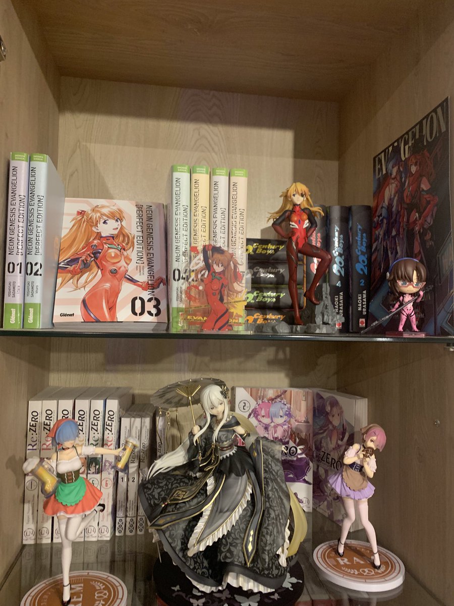 AzakeruQuiYap's tweet photo. Enfin pu décorer mon coin Evangelion ça faisais tellement longtemps que je le voulais 😭

Et j’ai craquer pour ces deux affiches car j’aime trop le style un peu film rétro donc ça va les mettre dans un cadre ! https://t.co/K926HcHxB0