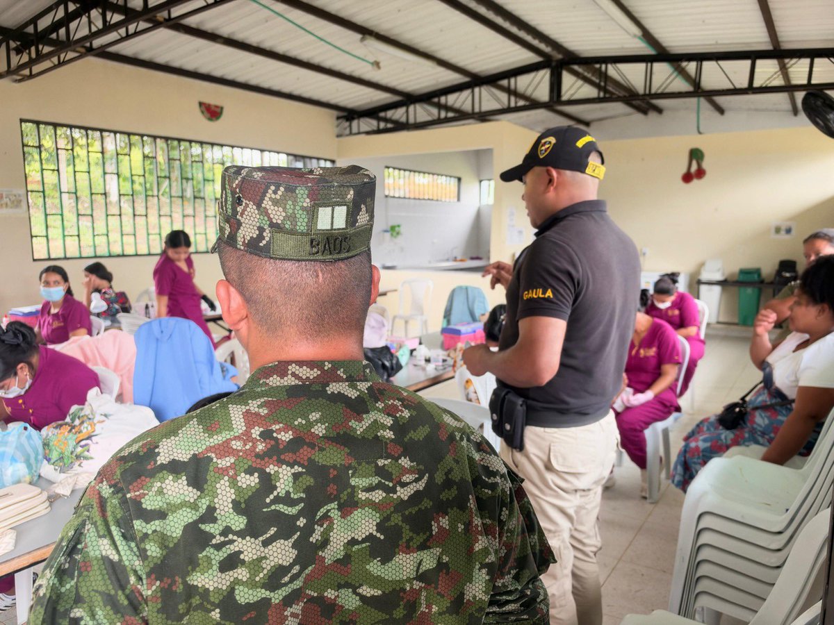 Ejercito_CAAID's tweet photo. 📸#EnImágenes | En la vereda Danubio, #Putumayo, soldados de Acción Integral del @COL_EJERCITO, y la Alcaldía de Puerto Asís, acompañaron una Jornada de Apoyo al Desarrollo para acercar el bienestar a las familias de la región. 🤝🇨🇴

#GarantesDelDesarrollo https://t.co/WPrX2uHcLd