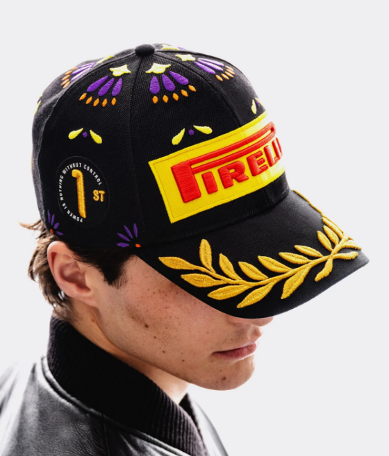AlertaF1's tweet photo. La gorra especial de Pirelli para los pilotos que suban al Podio del GP de México.

#MexicoGP🇲🇽 https://t.co/FzRXYEk6zc