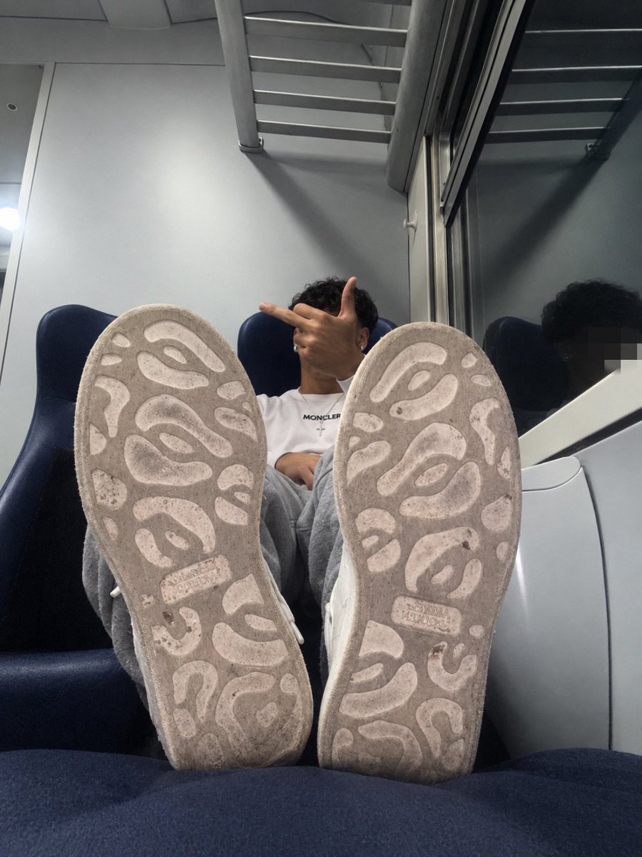 dioedo05's tweet photo. Fr0c10 non riesci a togliermi gli occhi di dosso 😂

#nikeboy #cashmaster #cashslave #feet #malefeet #dirtysocks #masterfeet #findom #feetmaster #footworship #moneyslave #smelly #RT #masterita #schiavo #padrone https://t.co/EGgtsxYlqc