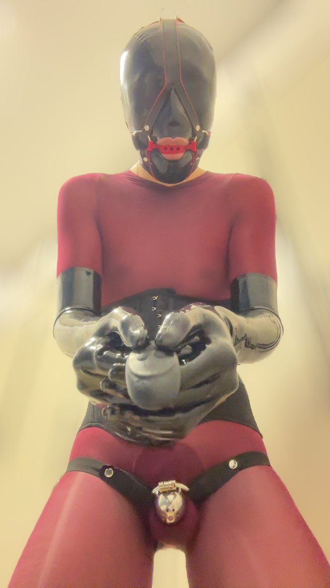 llh0806's tweet photo. 要被电麻了 #丝袜全包 #胶衣 #latex #latexgloves #贞操锁 #前锁后塞 #电击肛塞 https://t.co/EGj5QD1SKI