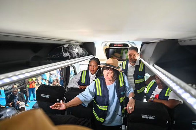 africaupdates's tweet photo. Passenger Rail Agency of South Africa🇿🇦 (PRASA) Boosts City-to-City Fleet With 17 New Buses🚍🚍 https://t.co/V7P8nQDxSN https://t.co/YWWOJTgF3X