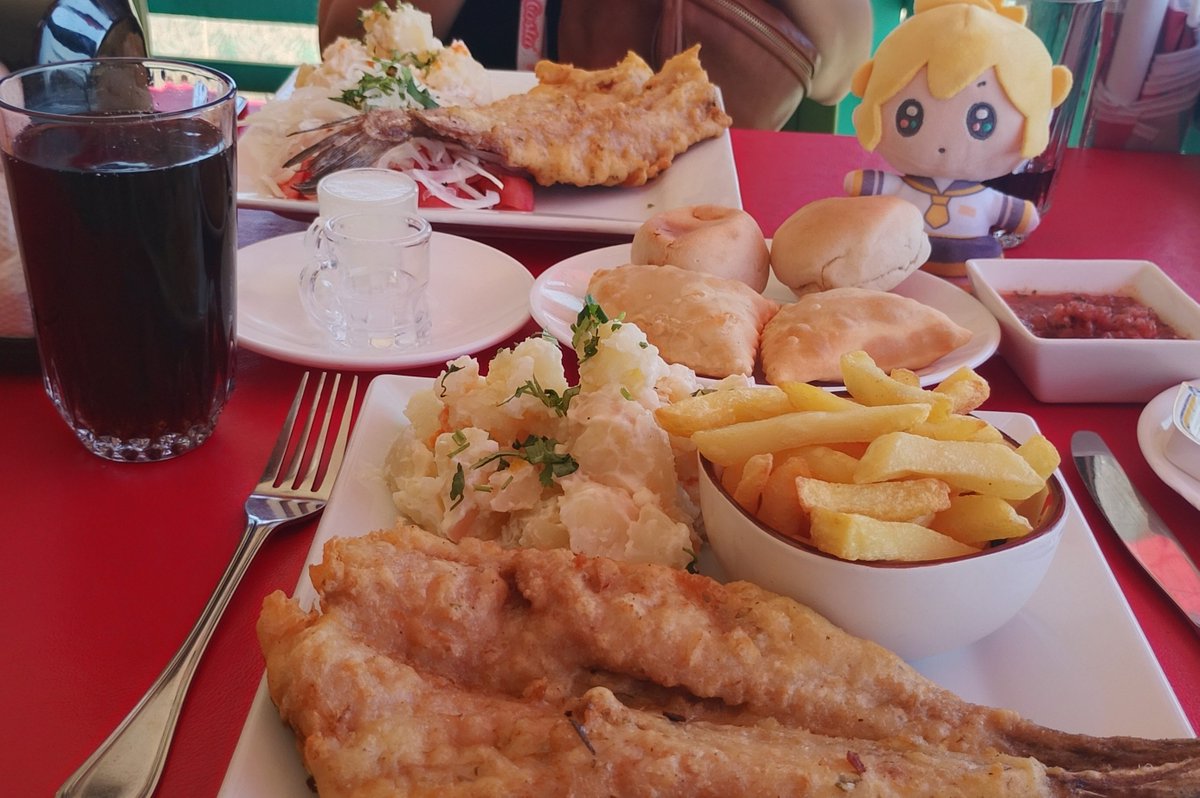 Amailodia's tweet photo. I took Len to the beach too!! And we had yummy food💕 https://t.co/AugRI1LwPJ