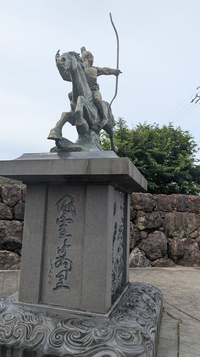 future_support's tweet photo. 今日は「海外旅行の日」。

「遠（10）くへ行く（19）」の語呂合わせだそうだ。

病気で、海外はおろか、国内の遠くにも行けていない。
でも今は便利な時代で、動画やネットを通じて、どこにでも行ける。

『行けなくしているのは、
　自分のこころ』なのかもしれない。

「あの先はどうなっているんだろう」
「自分の知らない世界を観てみたい」

これは、経営者としてのスタンスにも通じることだと感じる。

そう思ったのは、入院前に岐阜城からの眺めを見たからかもしれない。
天下布武を口ぐせにしていた織田信長の居城から、濃尾平野を一望し、遠く近江や京への道が見えて来る、迫ってくる。

あなたは遠くへ行って、新しい自分に出会いたいと感じませんか。
どこに行きたいでしょうか。
それは、そこに何があるからでしょう。
お聴きしたいなぁ〜