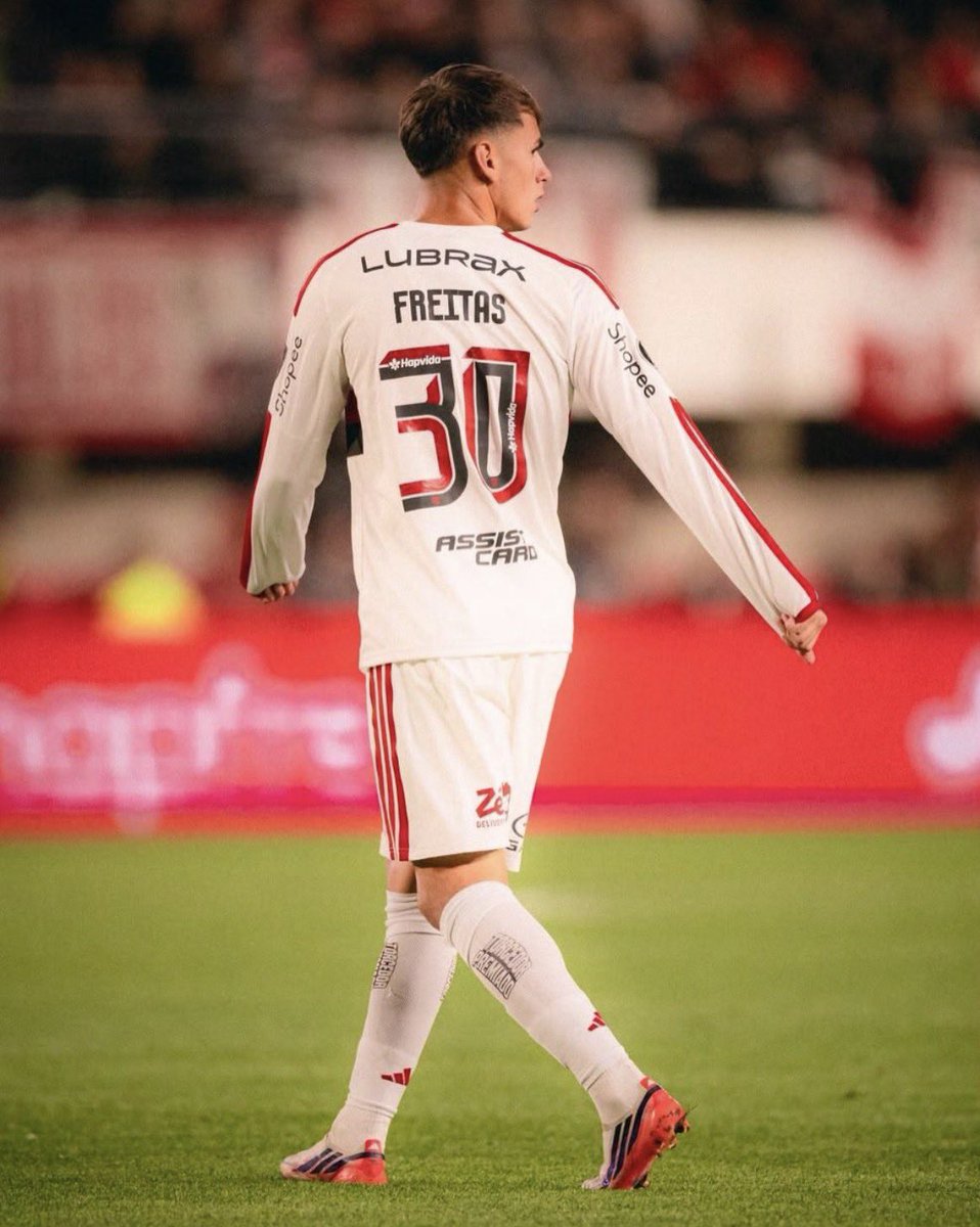 maxzetw's tweet photo. Eu prevejo um futuro lindo do camisa 30 no Flamengo. 

Pra despontar e começar a fazer gols é só uma questão de tempo. Sempre que entra, deixa o sangue em campo, briga por toda bola. 

Joaquin Freitas tem tudo pra marcar o nome dele de maneira positiva na história do clube. https://t.co/CgeSzbIfAC