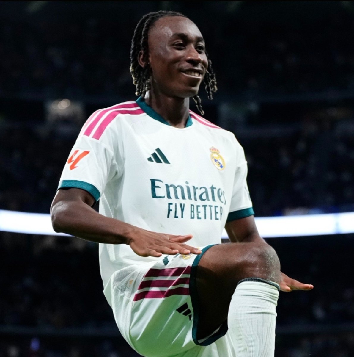 RichBillio79600's tweet photo. ⚪️✨ José Mourinho on Yan Diomande:

“He has a lot to improve, especially his finishing. He gets into dangerous positions but needs to stay calmer and make better decisions in the final moment.”

Mourinho sees the potential. 👀🇨🇮 https://t.co/6N6H5w7eWq