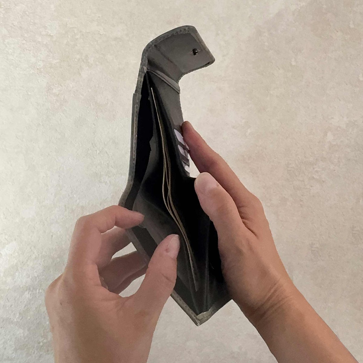 preer_antique's tweet photo. アンティーク柄を本革にプリントした二つ折り財布。
ボックス型小銭入れや二層の札ポケットで、使いやすさにもこだわりました。
日本蒸奇博覧会にてご覧いただけます。

⚙️日本蒸奇博覧会⚙️
🗓️10/31(土)11〜20時
　11/1(日)11〜19時
📍STUDIO EASE 目黒
🎫各日1,500円
#日本蒸奇博覧会 #preer https://t.co/mxN2qnGD4q