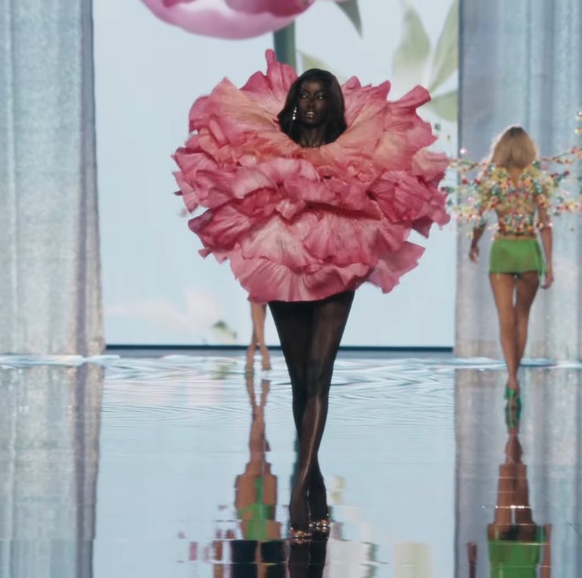 zenssdayaa's tweet photo. ANOK YAI YOU ARE INSANE #VictoriasSecretFashionShow https://t.co/1I9OCkHPZX