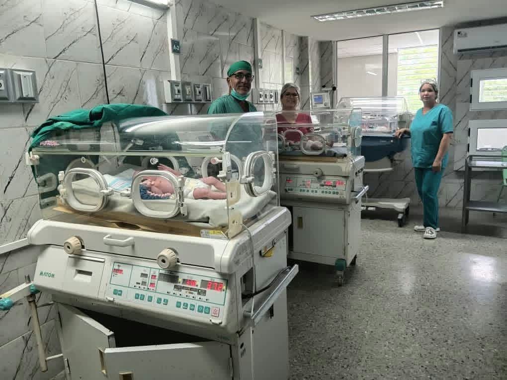 SaludDPinar's tweet photo. Y nacieron los trillizos del jóven médico especialista en Cardiología Eliecer... los niños fueron recibidos en el
Hospital Abel Santamaría Cuadrado por un gran equipo que se activó para atender el nacimiento. 
!¡!!Muchas felicidades!!!!!
 #PinardelRío
 #Cuba
#CubaPorLaVida https://t.co/t7kroUKzPH
