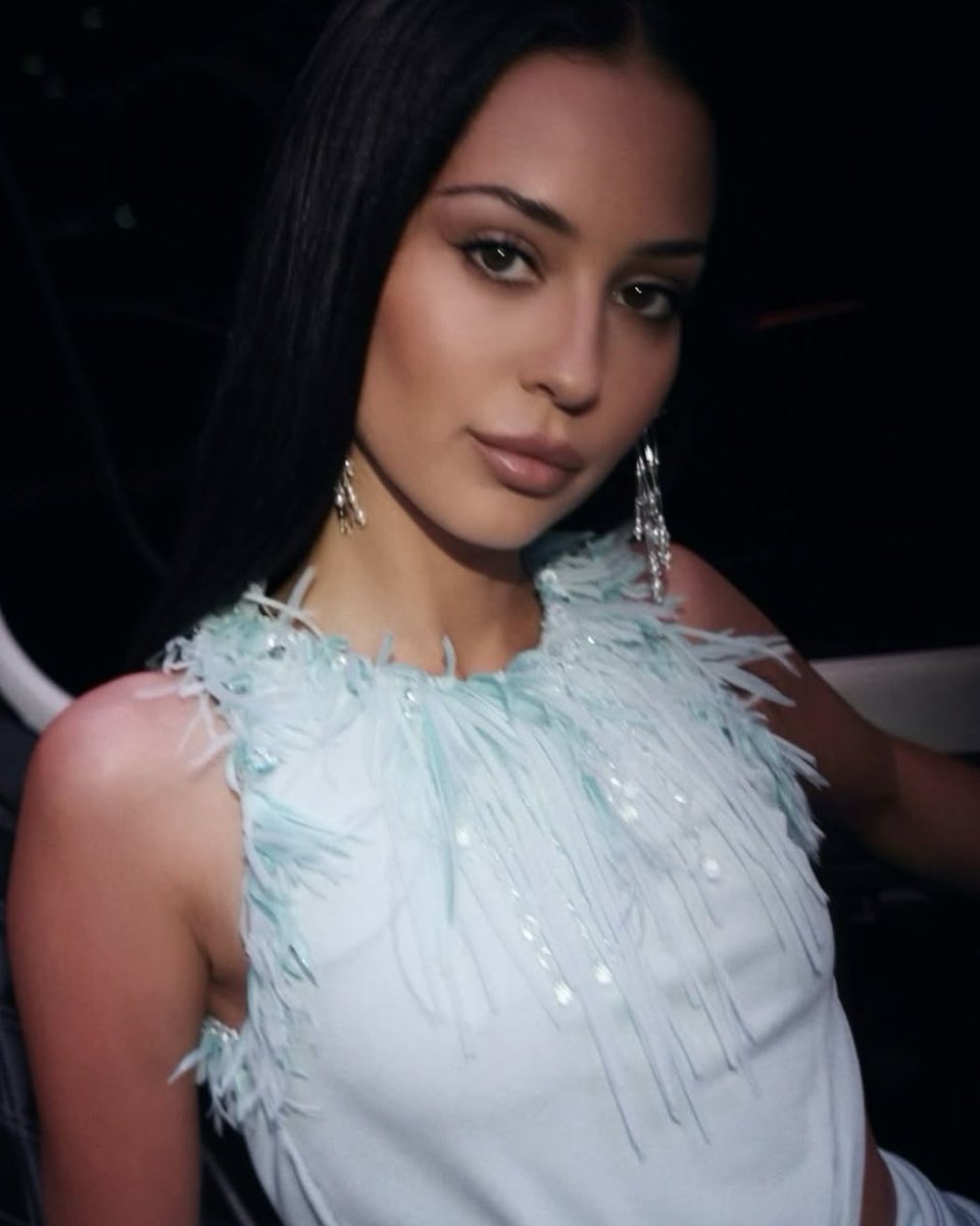 celestialxari's tweet photo. she’s so unbelievably gorgeous I thought these pics were ai at first https://t.co/oBORGLnQjj