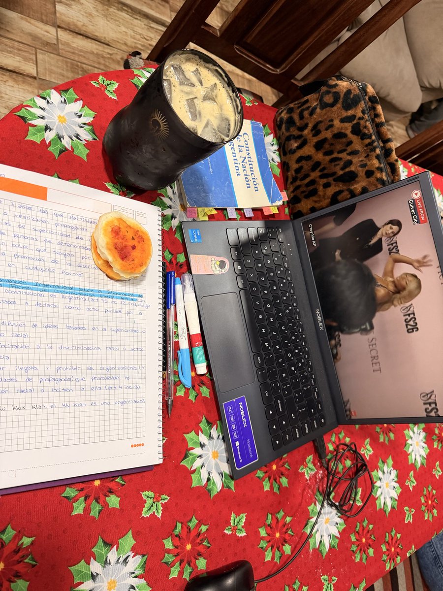 lulitaSwift's tweet photo. Esa amiga que no sabe estudiar si no es alcoholizada https://t.co/dU8NijQSyC