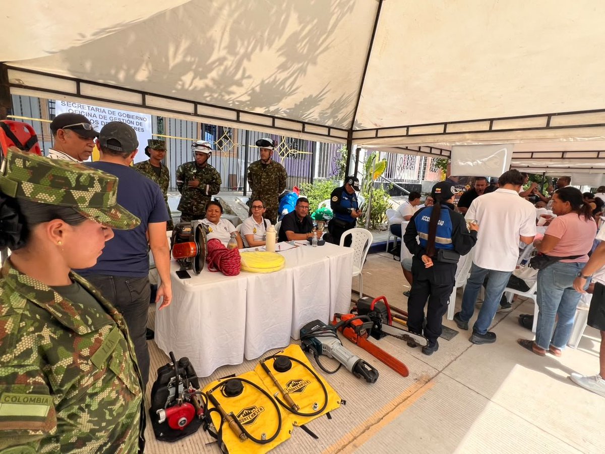 Ejercito_Div1's tweet photo. El Batallón de Policía Militar N.º2 de la #SegundaBrigada,  llevó a cabo una jornada de acompañamiento y apoyo a la  feria de servicios en el sector de  Villa María Selene, soledad, #Atlántico.

En la actividad se contó con la participación de diferentes instituciones que instalaron sus stands para brindar atención a la comunidad. Un trabajo conjunto que refuerza nuestro compromiso y deja en alto el nombre de nuestro @COL_EJERCITO.

#PorNuestrosSoldados