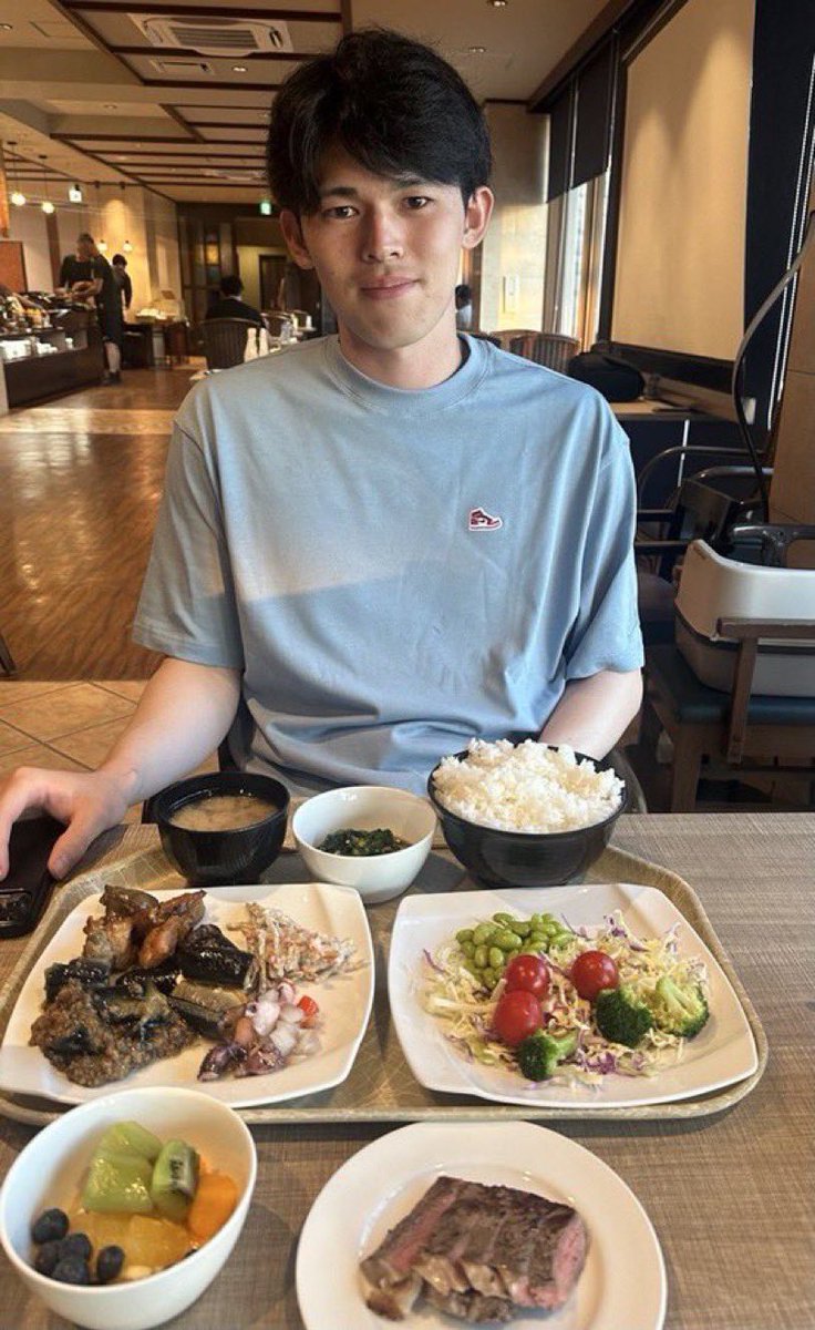 stella295263's tweet photo. 내가 좋아하는 밥상 앞 로키 https://t.co/B0P4xNjSBx