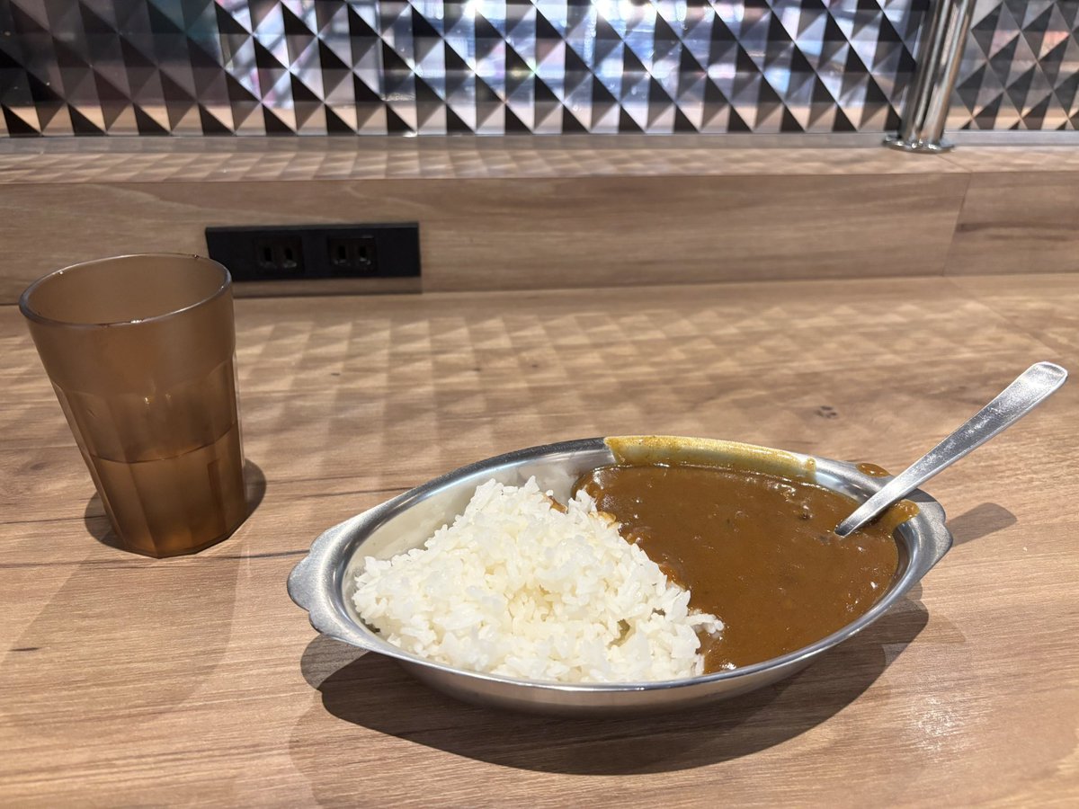 customa_group's tweet photo. 夜行バスで東京駅着いたら朝6時。

カフェも銭湯も全部閉まってて「詰んだ…」ってなったこと、ありませんか。

カスタマカフェ八重洲店
ラウンジ 30分330円〜 / 個室 30分440円〜（税込）から使える。

•  バスターミナル東京八重洲から徒歩約3分
•  東京駅八重洲口から徒歩6分
•  鍵付き完全個室
•  シャワー・ランドリーあり
•  カレー食べ放題も24時間（追加料金なしで利用可能な時間帯あり）
荷物を置いて、汗を流して、ご飯を食べて、出発前の身支度まで全部ここで終わる。
朝イチで東京着く人は、まずここを覚えておきましょう！

#夜行バス #東京駅 #高速バス #八重洲 #カスタマカフェ