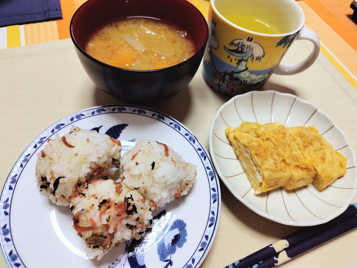 junJuly08's tweet photo. 10/19の朝ごはん
🍙梅ちりめんおにぎり
🥢玉子焼き
🥢南瓜と玉ねぎのお味噌汁
完全ママン作
めちゃホッとする
🍀
#OnigiriAction
#おうちごはん
#料理好きな人と繋がりたい
#life_is_eating_delicious_food
#on_a_long_break https://t.co/Pm5cqQo6ZB