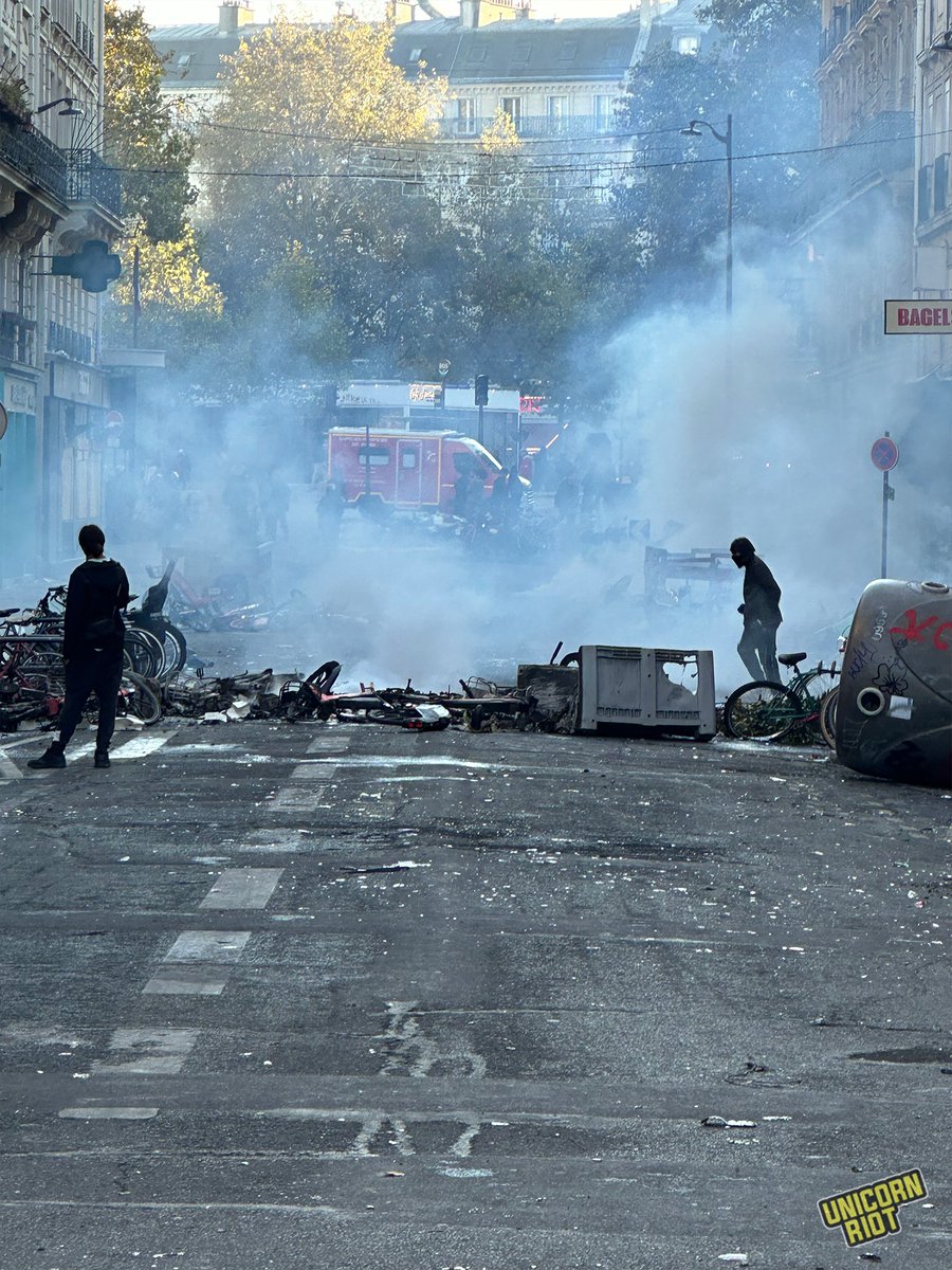 UR_Ninja's tweet photo. In Paris, the uprising continues. On October 18, masses of people once again took to the streets.  

Crowds gathered at Place de la République and in the surrounding streets, erecting barricades as police deployed large amounts of tear gas. 🧵 https://t.co/CD8RscXVtr