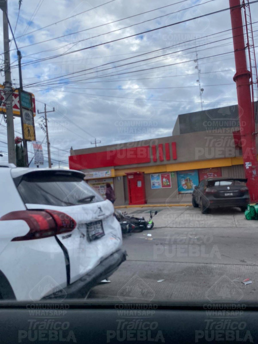 Trafico_Puebla's tweet photo. 🚨 ¡Precaución! Se reporta un percance vial sobre el circuito Juan Pablo II, a la altura de la 24 Sur, en Puebla, lo que genera tráfico en la zona.

🚔 Hay presencia policial, tome vías alternas y conduzca con precaución. 🚧

#Puebla #TráficoPuebla #ReporteVial https://t.co/pWFnudeTj4