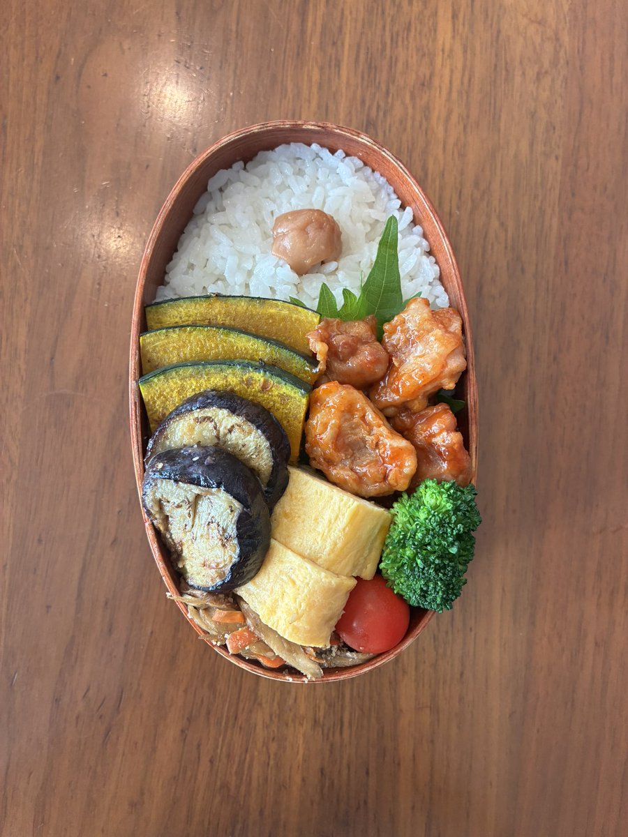 kinako_0123_'s tweet photo. 出張から帰ってきたので久々の夫弁当。

我が家のクワガタのために昆虫ヒーターを買った。

「今日は寒いから」

と、せっせと昆虫ヒーターを管理する息子。

半袖短パンで鼻垂らしてる自分の管理もしてほしい…😂 https://t.co/lTi39Awcmc