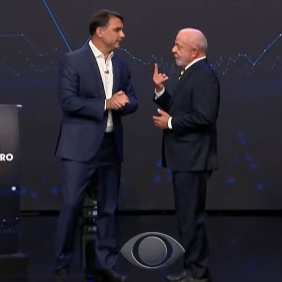 QGdoPOP's tweet photo. Lula tá dando um banho no Flávio: não foge de perguntas, responde tudo e ainda insiste por um debate decente. Nem a plateia se aguenta com o carisma do velho. https://t.co/U54EzP0H2z