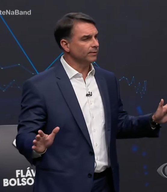SiteJamesons's tweet photo. Caralho, o Flavio Bolsonaro não responde UMA pergunta, bicho!

O Lula pergunta por que ele defendeu um miliciano que assassinou uma criança. E o Flavio responde: e o Lulinha?

Lula pergunta por que o Flavio votou contra o aumento da licença maternidade em 2 meses. E o Flavio responde: e o Maduro?

Lula pergunta sobre o destino do dinheiro que o Flavio pediu ao Vorcaro. E o Flavio responde: e a Nicarágua?