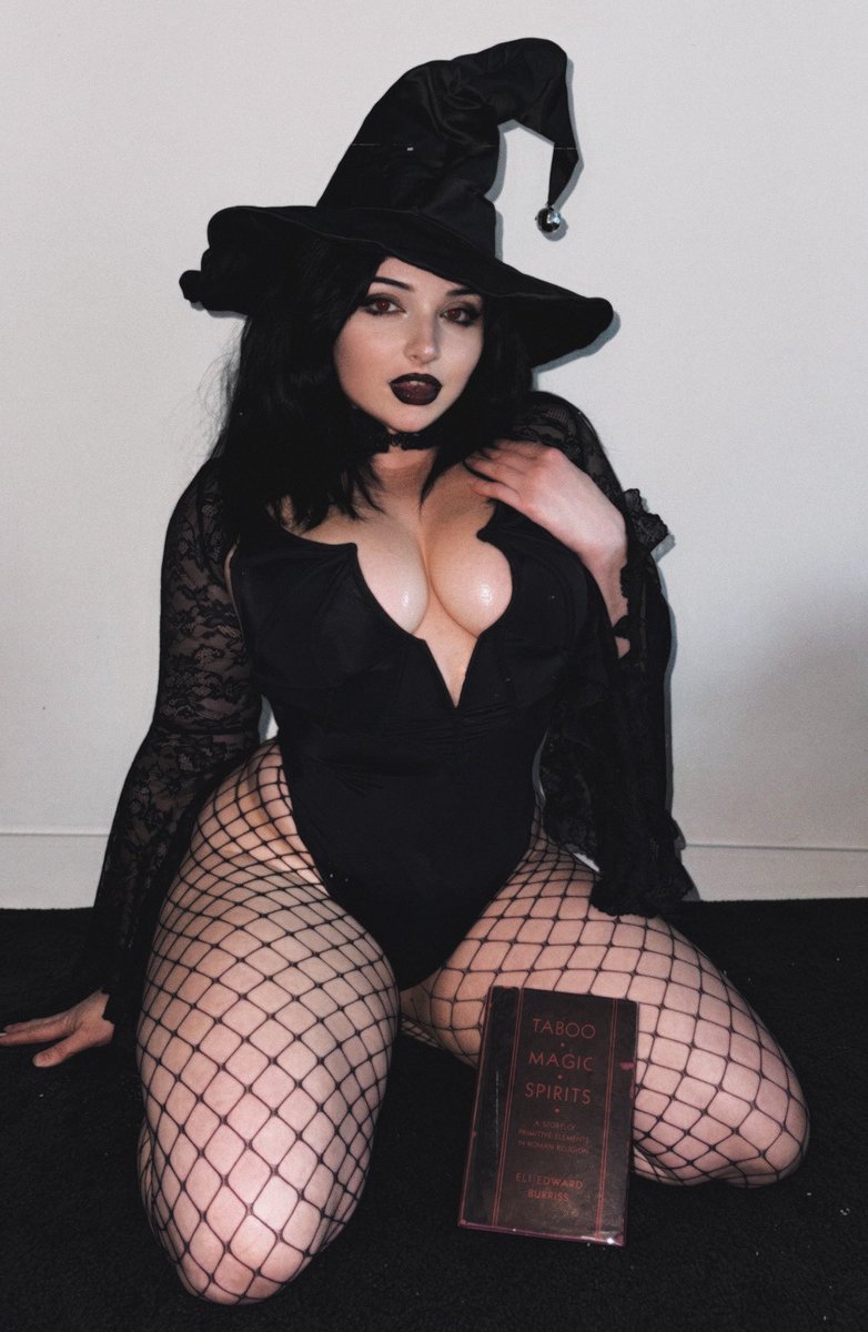 lexalacex's tweet photo. casting a love spell on you https://t.co/lgfcQNLDsn