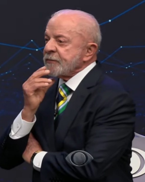 SiteJamesons's tweet photo. Caralho, o Flavio Bolsonaro não responde UMA pergunta, bicho!

O Lula pergunta por que ele defendeu um miliciano que assassinou uma criança. E o Flavio responde: e o Lulinha?

Lula pergunta por que o Flavio votou contra o aumento da licença maternidade em 2 meses. E o Flavio responde: e o Maduro?

Lula pergunta sobre o destino do dinheiro que o Flavio pediu ao Vorcaro. E o Flavio responde: e a Nicarágua?