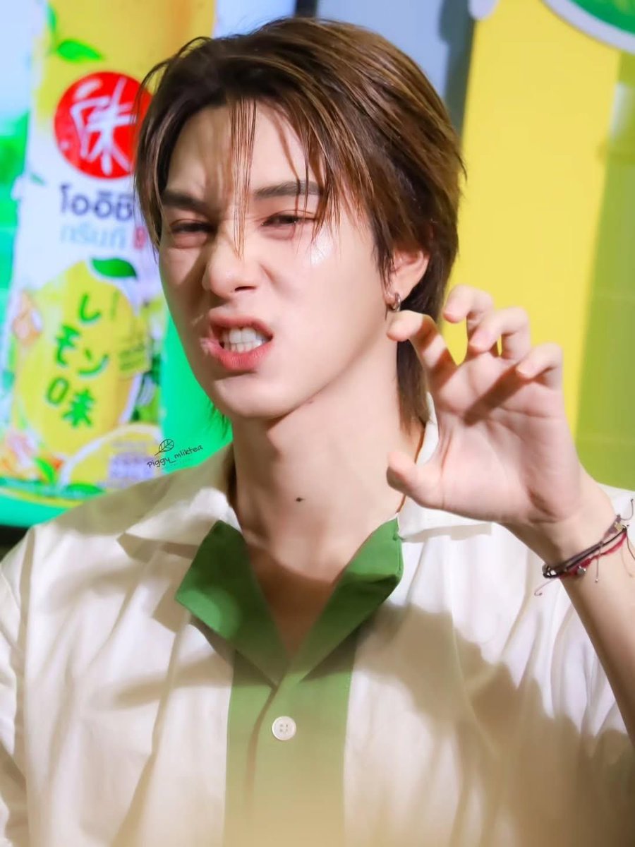 sorjornajaa88's tweet photo. “นานิ หิรัญกฤษฎิ์ ช่างคำ”

หน้าตา : หล่อ แบ้ด สวย
อุปนิสัย : นุ่มนิ่ม น่ารัก นุบนิ้บ ใจดี พูดช้า
สถานะ : มีลูกแฝดสองคนกับหนึ่งบ้อก 🤘🏻

สัมผัสความน่ารักและนุ่มนิ่มได้ที่…

IG: hirunkit_ 
https://t.co/ATNWGLz9Yv

tt: นานิเองคับ 
https://t.co/DOWiui7iTf

#hirunkit_ 
@Hirunkit_ https://t.co/A16OQdNHYI